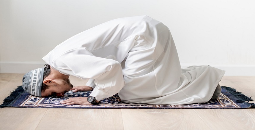 حكم رد السلام بالإشارة أثناء الصلاة