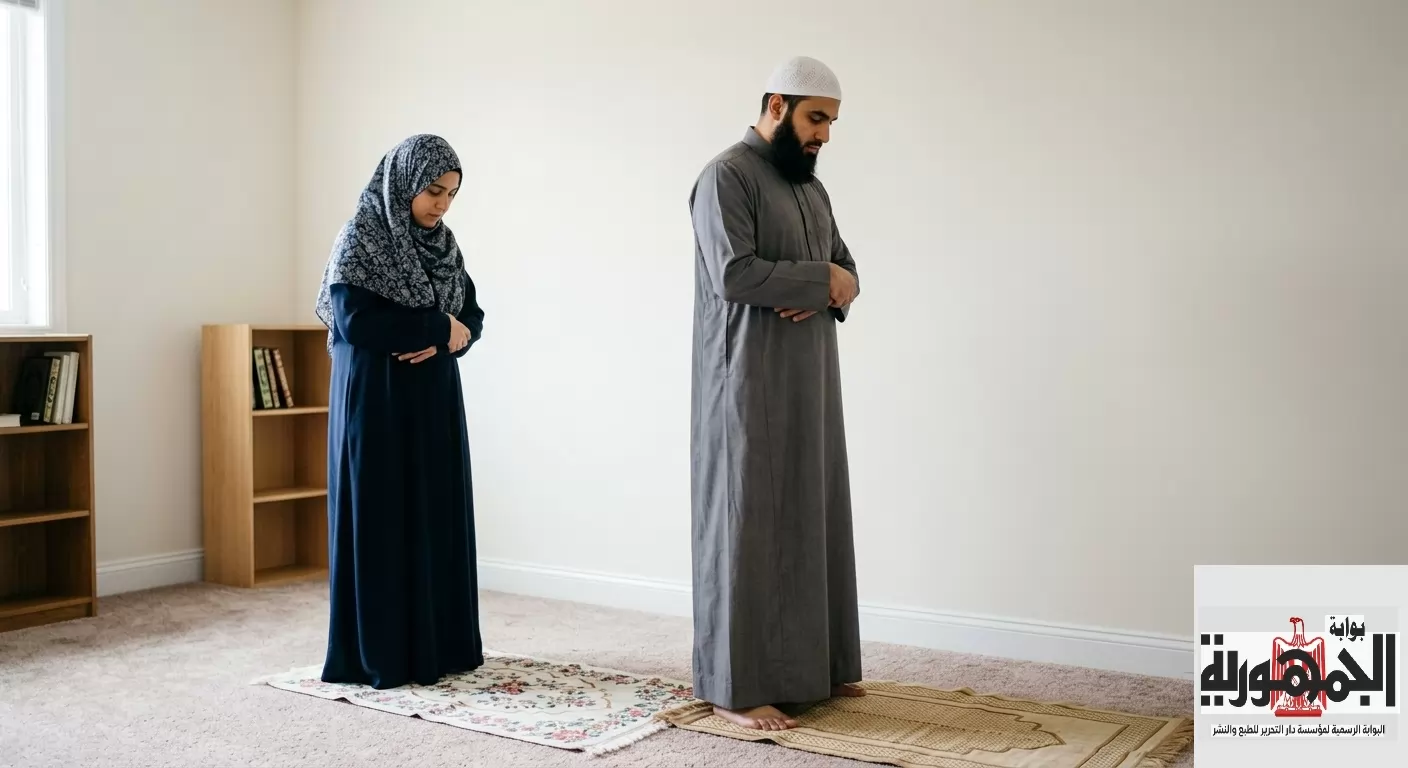 هل تصح صلاة الرجل بامرأته جماعة في البيت؟.. الإفتاء تجيب