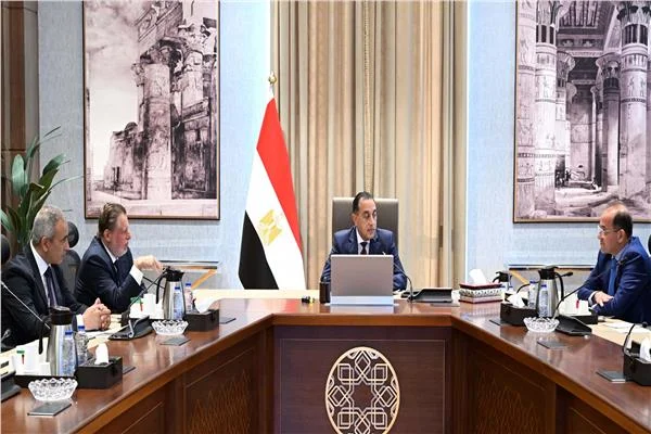 رئيس الوزراء يجتمع مع محافظ البنك المركزي ووزير المالية لاستعراض عددٍ من الملفات