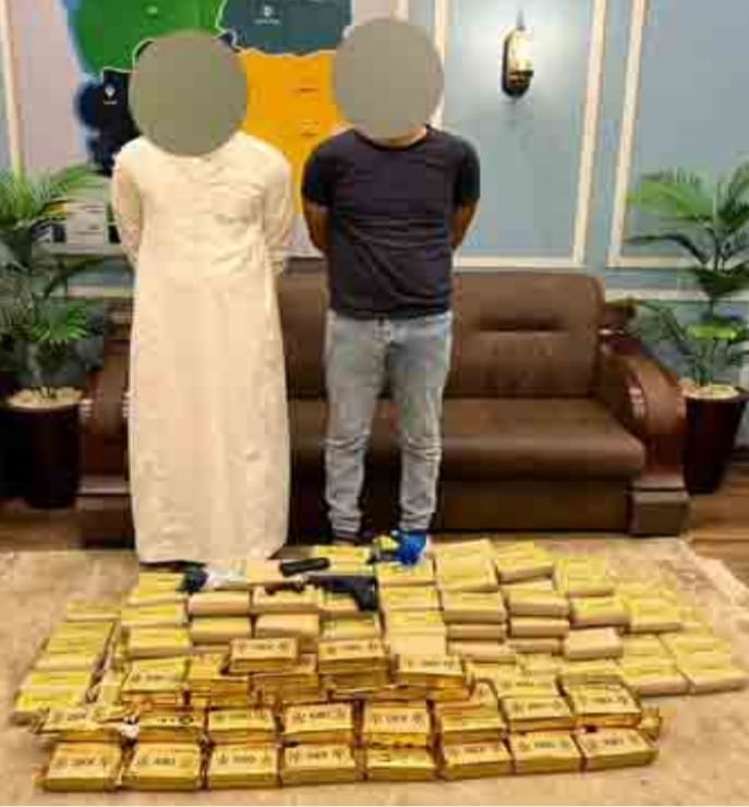 ضبطت الأجهزة الأمنية بوزارة الداخلية بالتنسيق مع مديرية أمن القاهرة كميات كبيرة من المواد المخدرة والأسلحة النارية والذخائر غير المرخصة بحوزة شخصين با