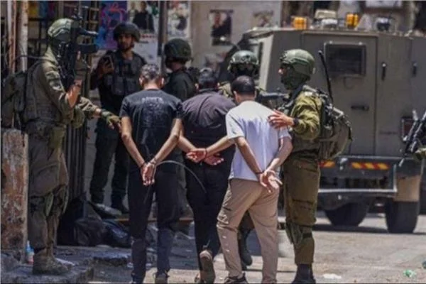 قوات الاحتلال الإسرائيلي تعتقل مالايقل عن 21 فلسطينيا من الضفة الغربية 