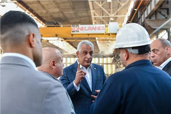 وزير الإنتاج الحربي يتابع كفاءة التشغيل ومعدلات الإنتاج بشركة حلوان للمسبوكات 