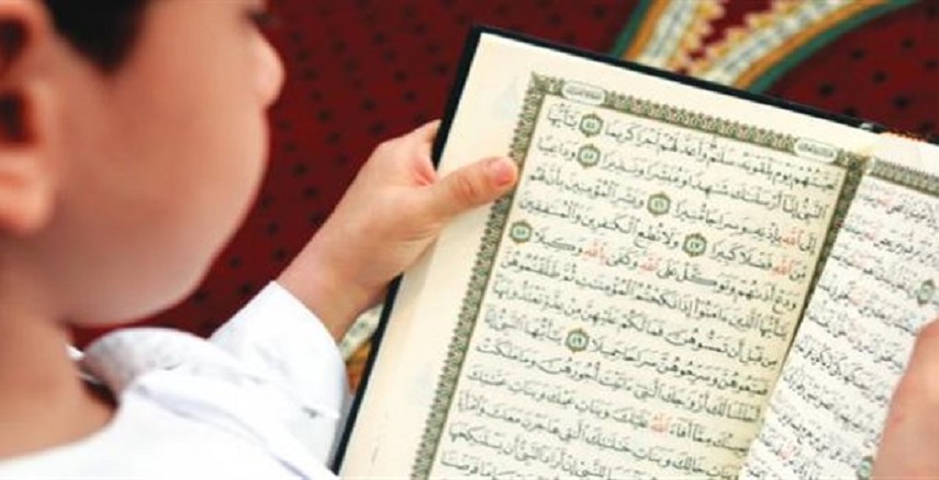 ما مدى جواز وضع اليد على الآية عند قراءة القرآن؟