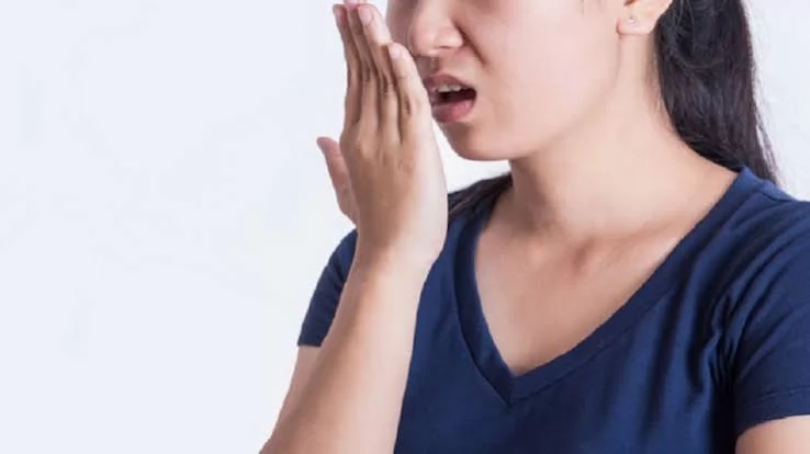 أسباب رائحة الفم الكريهة