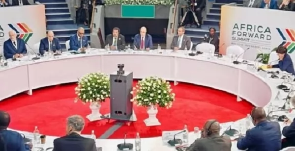 سويلم يبحث تعزيز الشراكات الزراعية الإفريقية خلال قمة إفريقيا-فرنسا