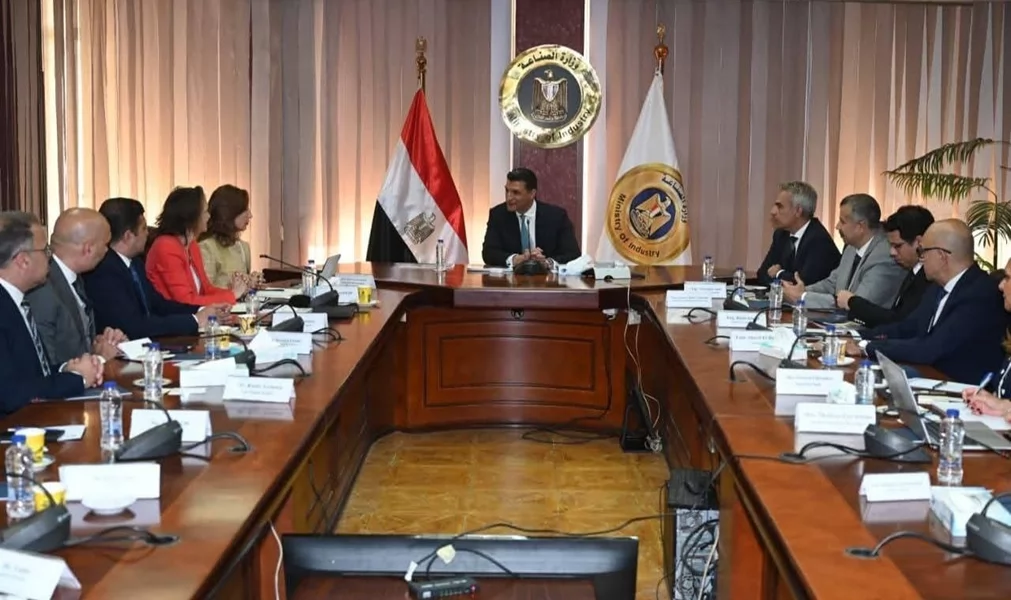 وزير الصناعة يبحث مع