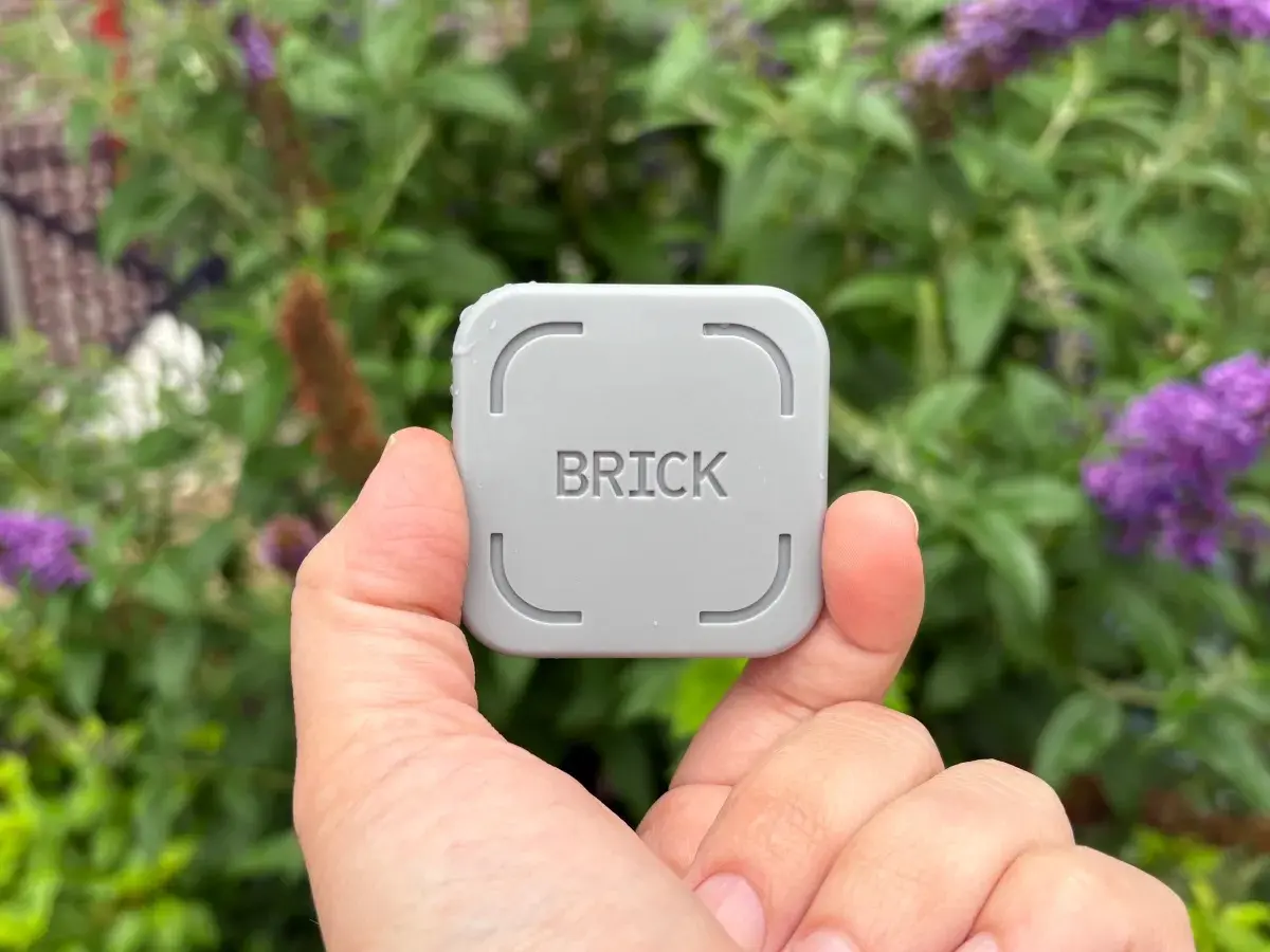 قطعة صغيرة تنقذك من إدمان الهاتف.. كيف يحارب Brick عادة التصفح بلا توقف؟