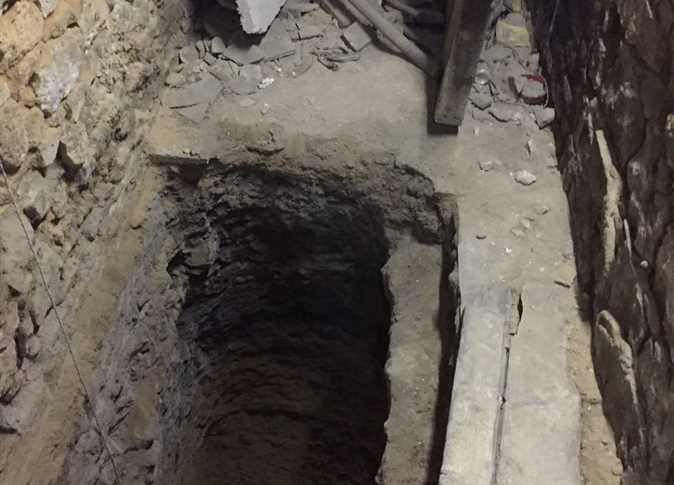 ضبط شخص ينقب على الآثار أسفل منزله بسوهاج