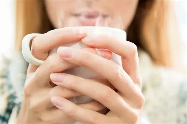  هل شرب القهوة والشاي شديدي السخونة يزيد خطر الإصابة بسرطان المرئ ؟ 