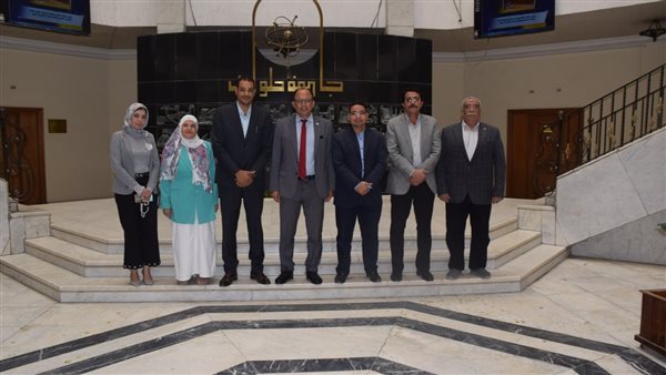 رئيس جامعة حلوان يجتمع مع هيئة مكتب الوافدين