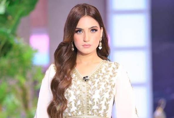 ياسمين عز ترد على شائعات إيقاف برنامجها على MBC مصر.. ماذا قالت؟