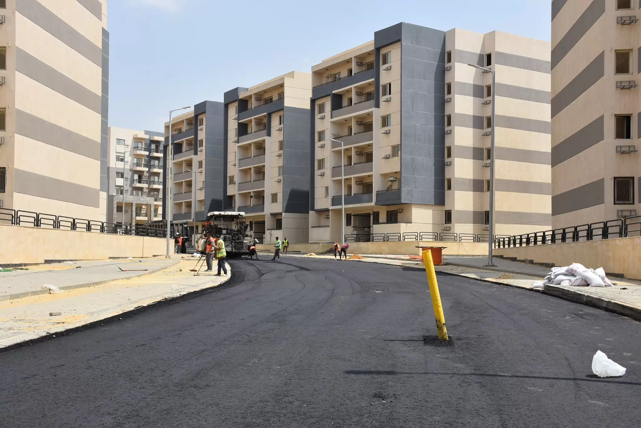 وزيرة الإسكان توجه بتسريع مشروعات الطرق بـ 5 مدن جديدة