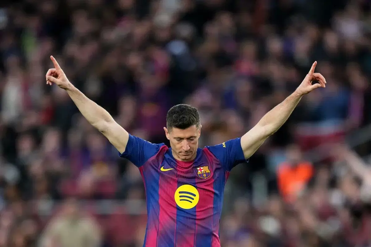 ليفاندوفسكي يقترب من الرحيل عن برشلونة