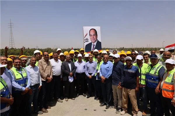  وزير النقل يكافئ المهندسين والعاملين بمحور دراو في أسوان 