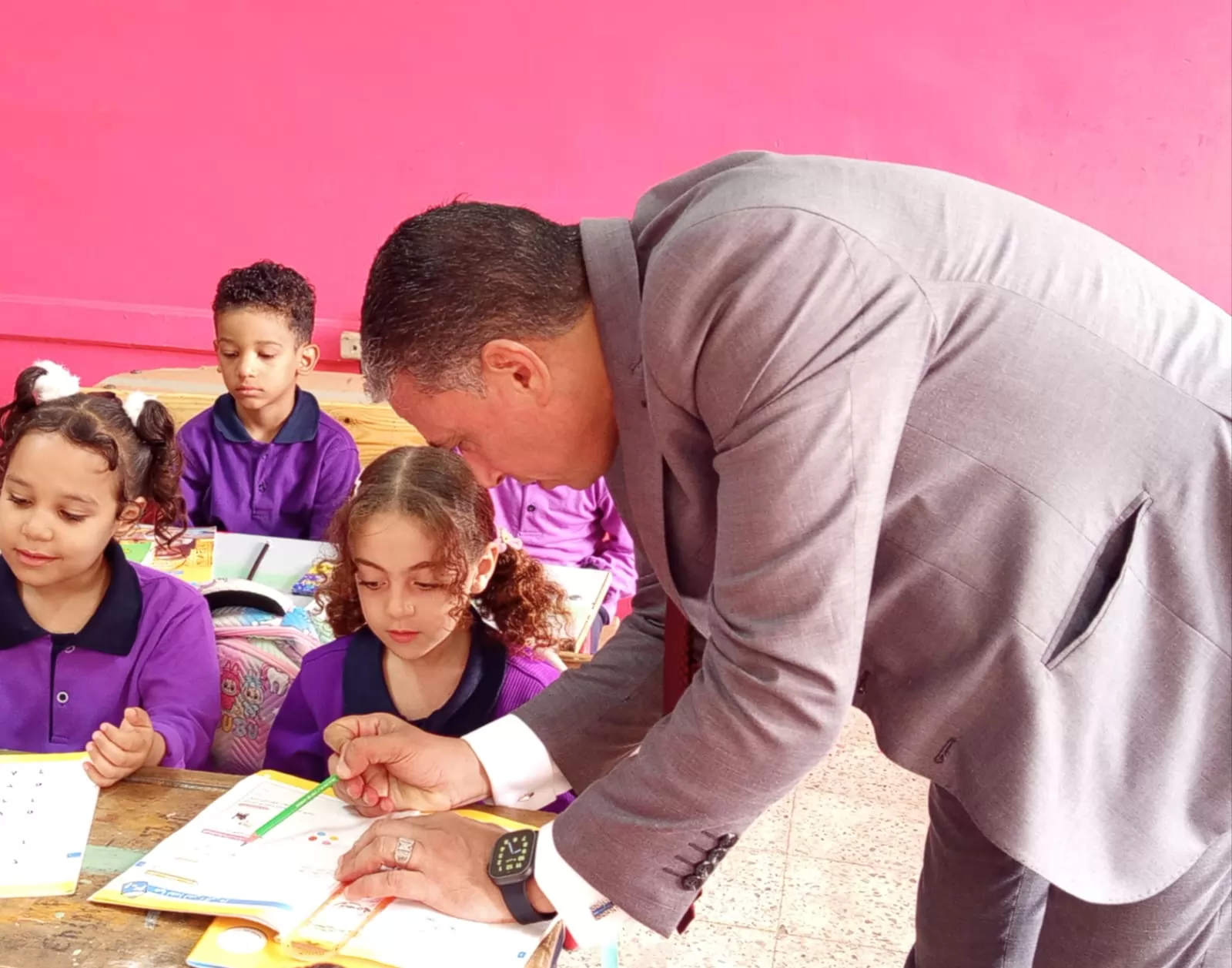 مدير تعليم الجيزة يتفقد مدارس أوسيم ومنشأةالقناطر في ثالث ايام الدراسة