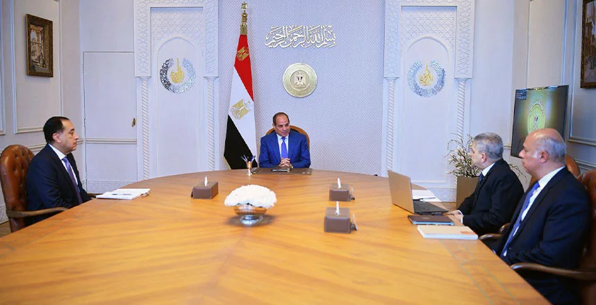 الرئيس السيسي يجتمع مع رئيس الوزراء ورئيس هيئة قناة السويس 