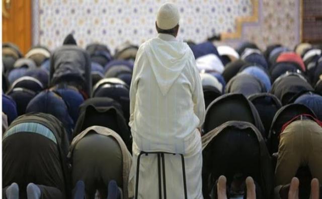هذا هو الوضع الصحيح للكرسي أثناء صلاة الجماعة 