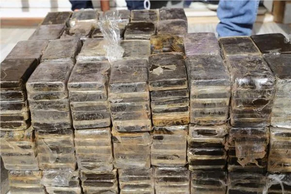 سقوط 3 عناصر إجرامية بحوزتهم 1200 فرش حشيش ومكبس وبندقية بالإسماعيلية 