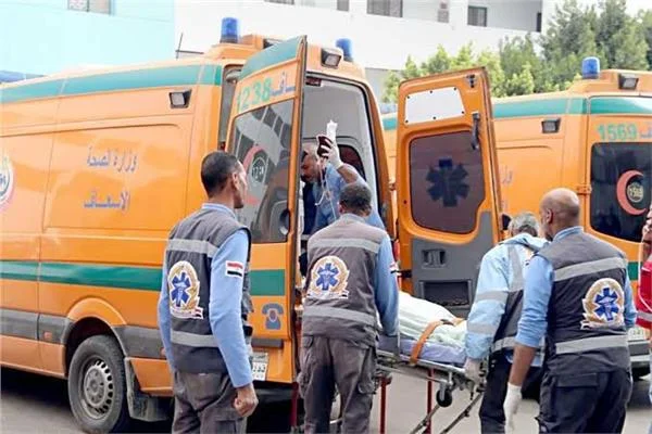مصرع فتاة ووالدها وإصابة 14 آخرين في حادث تصادم 3 مركبات بالمنيا 