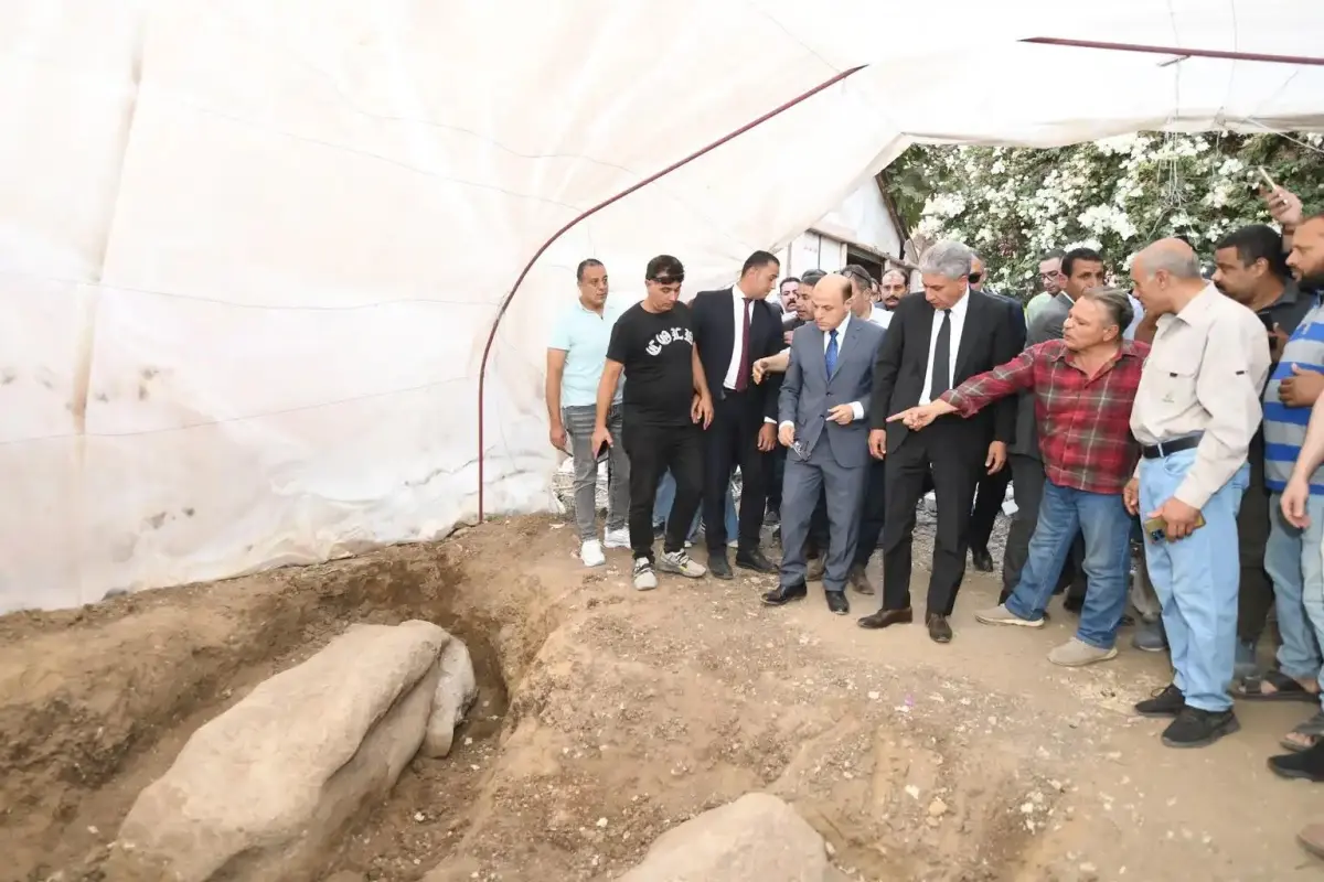 وزير السياحة يكرّم مواطنًا بالغربية عثر على كتلة أثرية.. ويهديه وزوجته رحلة عمرة 