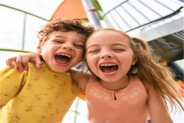  سر السعادة والصحة يبدأ من الطفولة.. دراسة تكشف دور التربية 