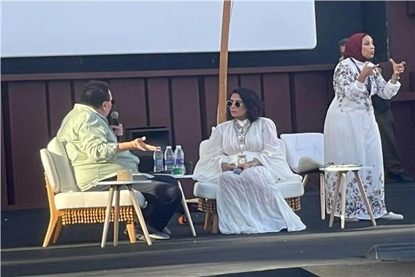  منى زكي تكشف الفرق بين العمل مع أحمد السقا وكريم عبد العزيز 