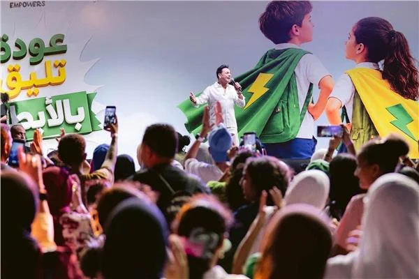 مصطفى قمر يحتفل مع 1,100 طفل بالعام الدراسي الجديد 