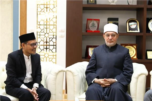 مفتي الجمهورية يستقبل مبعوث وزير الشؤون الدينية الإندونيسي 