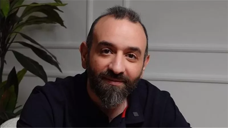 عمرو سلامة يطرح رؤيته لحل أزمة صناعة التلفزيون والسينما 