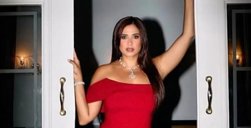 ياسمين عبد العزيز تروج لعرض «خلي بالك من نفسك»
