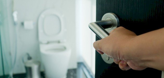 ماذا أفعل عند سماع الأذان وأنا في الحمام؟