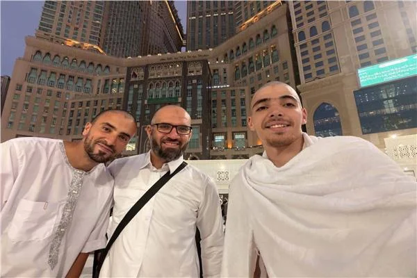  دغموم يؤدي مناسك العمرة 
