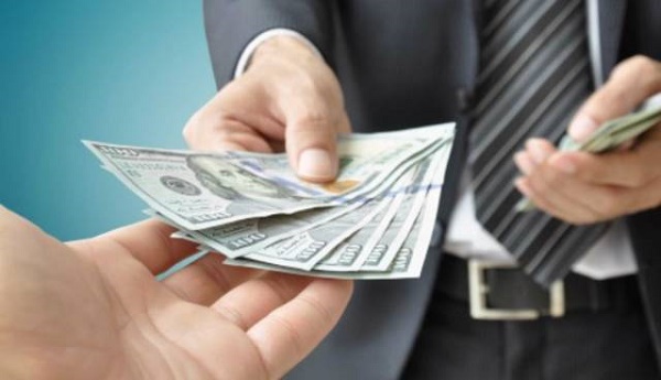 حكم من يأخذ من مال والده دون علمه لعدم اعطائه ما يكفى  