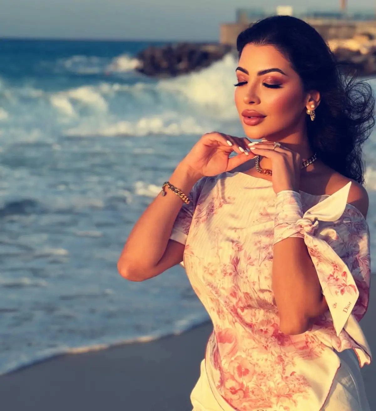 دعاء صلاح تعلن مفاجأة عودتها في الشتاء بجلسة تصوير من الساحل الشمالي