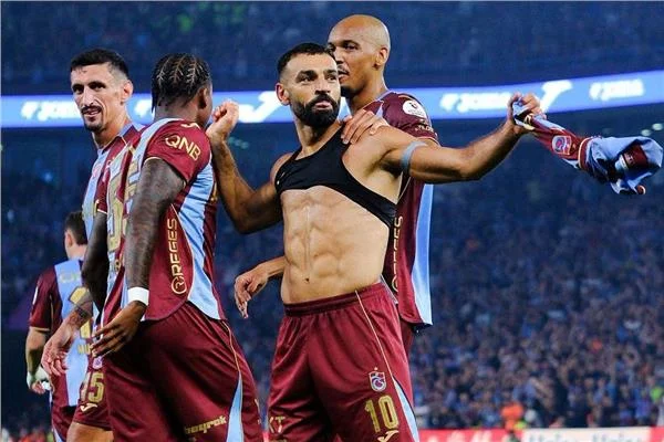 شاهد كيف احتفل محمد صلاح مع جماهير طرابزون سبور بعد الهاتريك التاريخي  