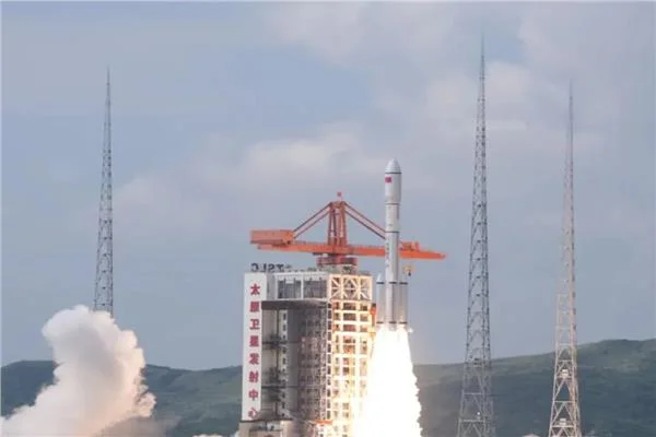  الصين تطلق زوجاً سرياً من أقمار «TJS-27» لإعادة بث البيانات الفضائية 