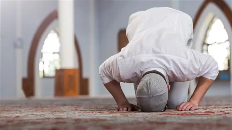  تكرار السورة بعد الفاتحة في الركعتين.. جائز أم مكروه؟ 