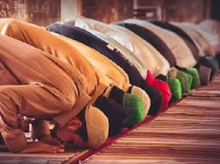 هل يجب على المصليين السجود إذا قرأ الإمام آية بها سجدة؟
