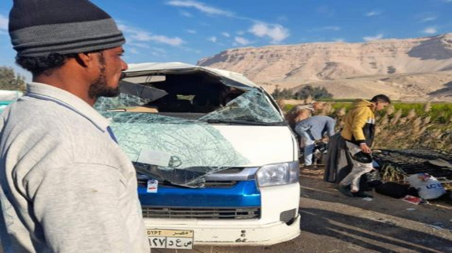 إصابة 12 إثر انقلاب سيارة ميكروباص على طريق نجع حمادي