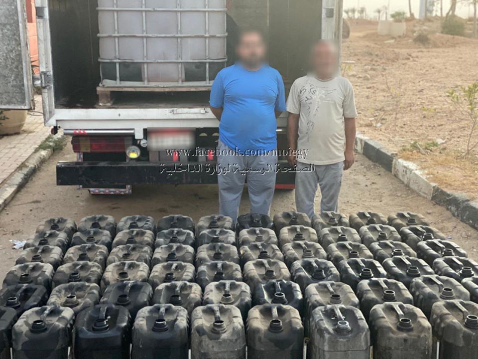 ضبط شخصين بالقاهرة وبحوزتهما كمية من المواد البترولية المدعمة بقصد بيعها بالسوق السوداء لتحقيق أرباح غير مشروعة
