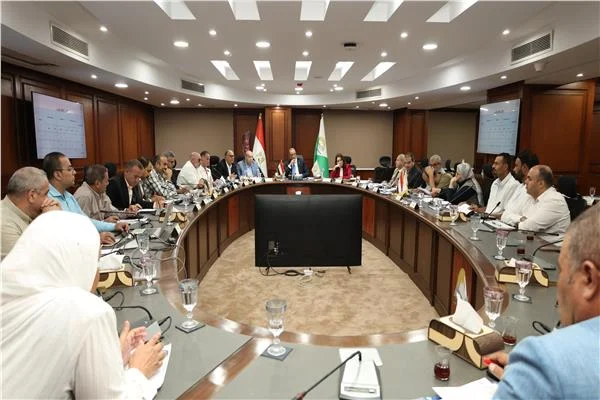 محافظ الجيزة يبحث مع رؤساء 4 أحياء ومركز أطفيح تقنين أراضي أملاك الدولة 