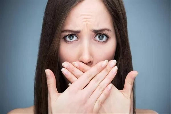 أطعمة تسبب رائحة الفم الكريهة وأخرى تحافظ على انتعاشه