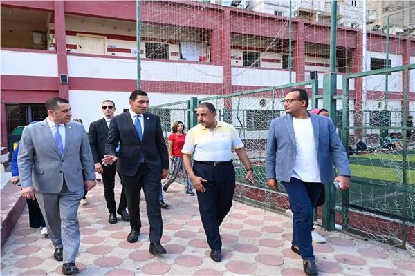 وزير الرياضة يتفقد مركز شباب الحرية بالإسكندرية 