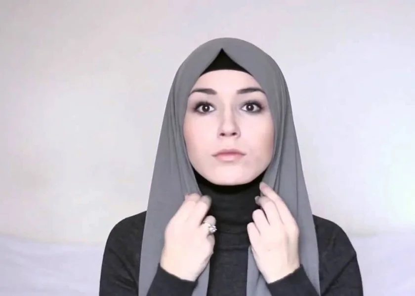 ما حكم إظهار جزء من الرقبة مع ارتداء الحجاب وفقًا لصيحات الموضة الحديثة؟