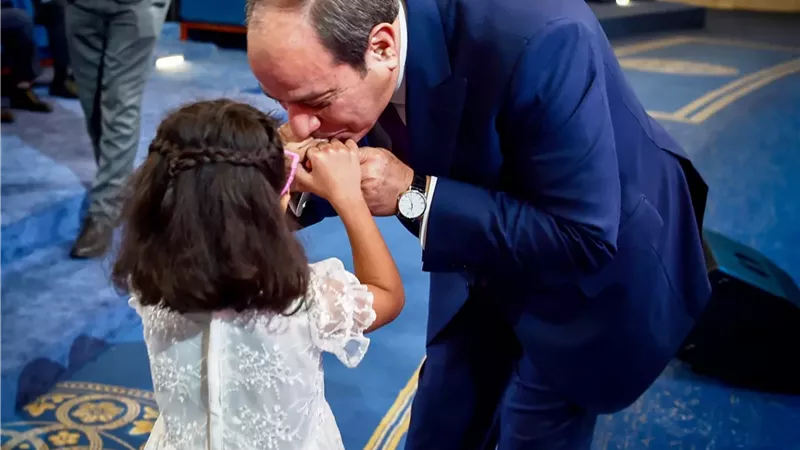  الرئيس السيسي يحقق أمنية الطفلة تاليا بصورة تذكارية في ختام منتدى مصر 2026 