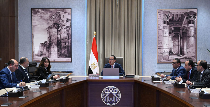 رئيس الوزراء يتابع مع رئيس المركز الوطني لتخطيط استخدامات أراضي الدولة 