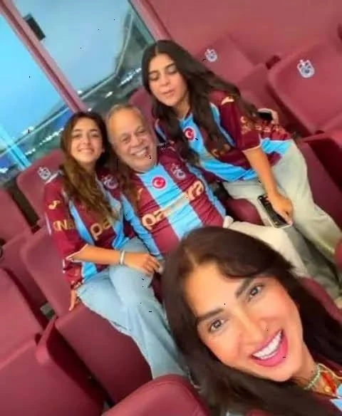 أسرة أشرف زكي وروجينا تساند محمد صلاح من مدرجات ملعب طرابزون