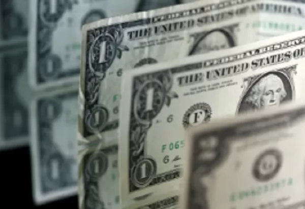 الدولار يهبط مع تفاؤل الأسواق بشأن مضيق هرمز