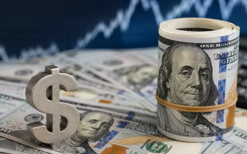 الدولار يتجه لمكاسب أسبوعية مع زيادة عوائد السندات