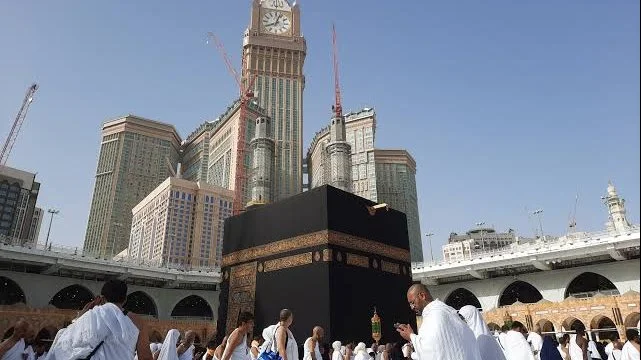 بيان الأفضلية بين عمرة التطوع والإنفاق على الفقراء والمحتاجين